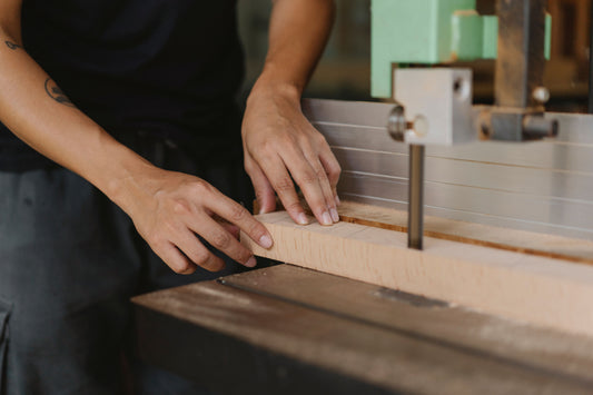 Dlaczego warto kupować produkty handmade, w tym donice drewniane?
